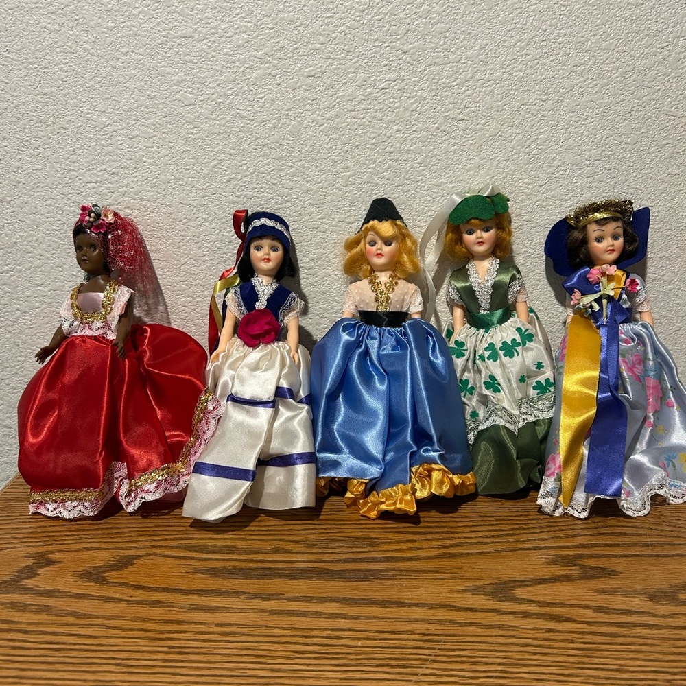 Five Vintage Arco Dolls in Colorful Dresses From Different Countries “1970” - Picture 2 of 14